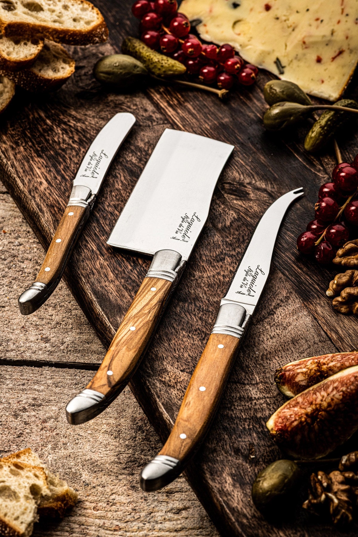 Luxury Line Käsemesserset Olivenholz in Mehrfarbig präsentiert im Onlineshop von KAQTU Design AG. Küchenmesser ist von Forged