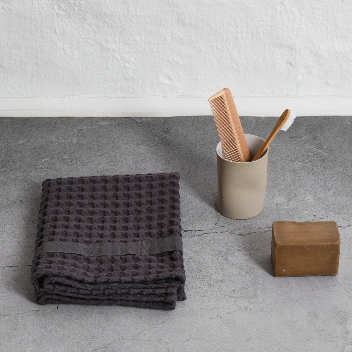 Big Waffle Handtuch 50x75cm dark grey Biobaumwolle in Grau präsentiert im Onlineshop von KAQTU Design AG. Handtuch ist von The Organic Company