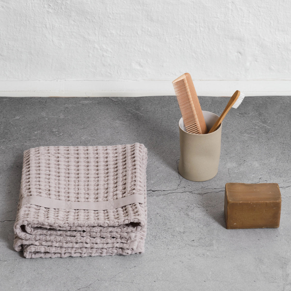 Big Waffle Handtuch 50x75cm dusty lavendel Biobaumwolle in Beige präsentiert im Onlineshop von KAQTU Design AG. Handtuch ist von The Organic Company