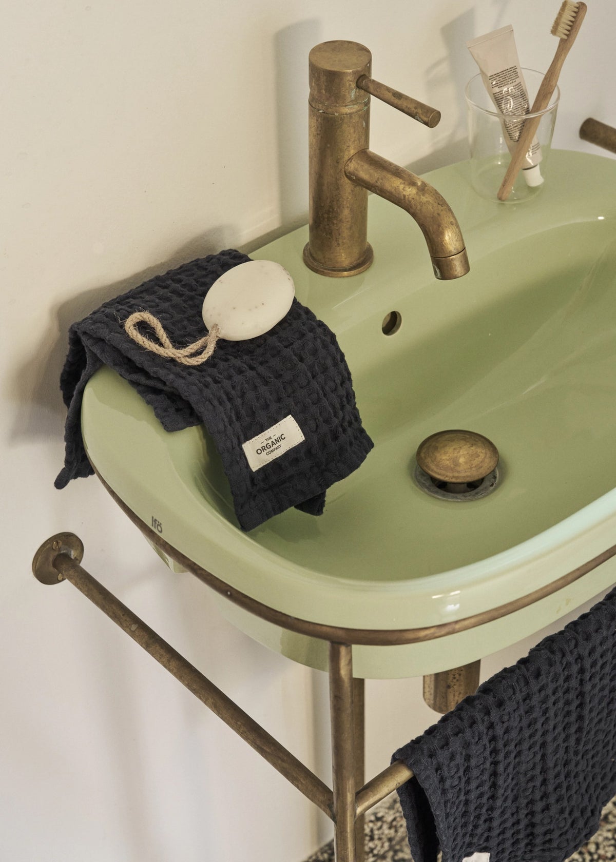 Big Waffle 3er Set Waschlappen 24x40cm dark grey Biobaumw. in Grau präsentiert im Onlineshop von KAQTU Design AG. Badetuch ist von The Organic Company
