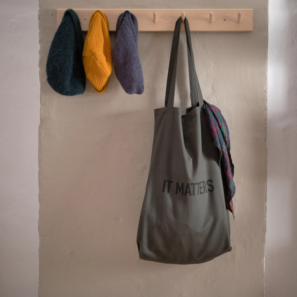 It Matters Tasche 50x35x15cm dark green Biobaumwolle in Grün präsentiert im Onlineshop von KAQTU Design AG. Küchenhelfer ist von The Organic Company