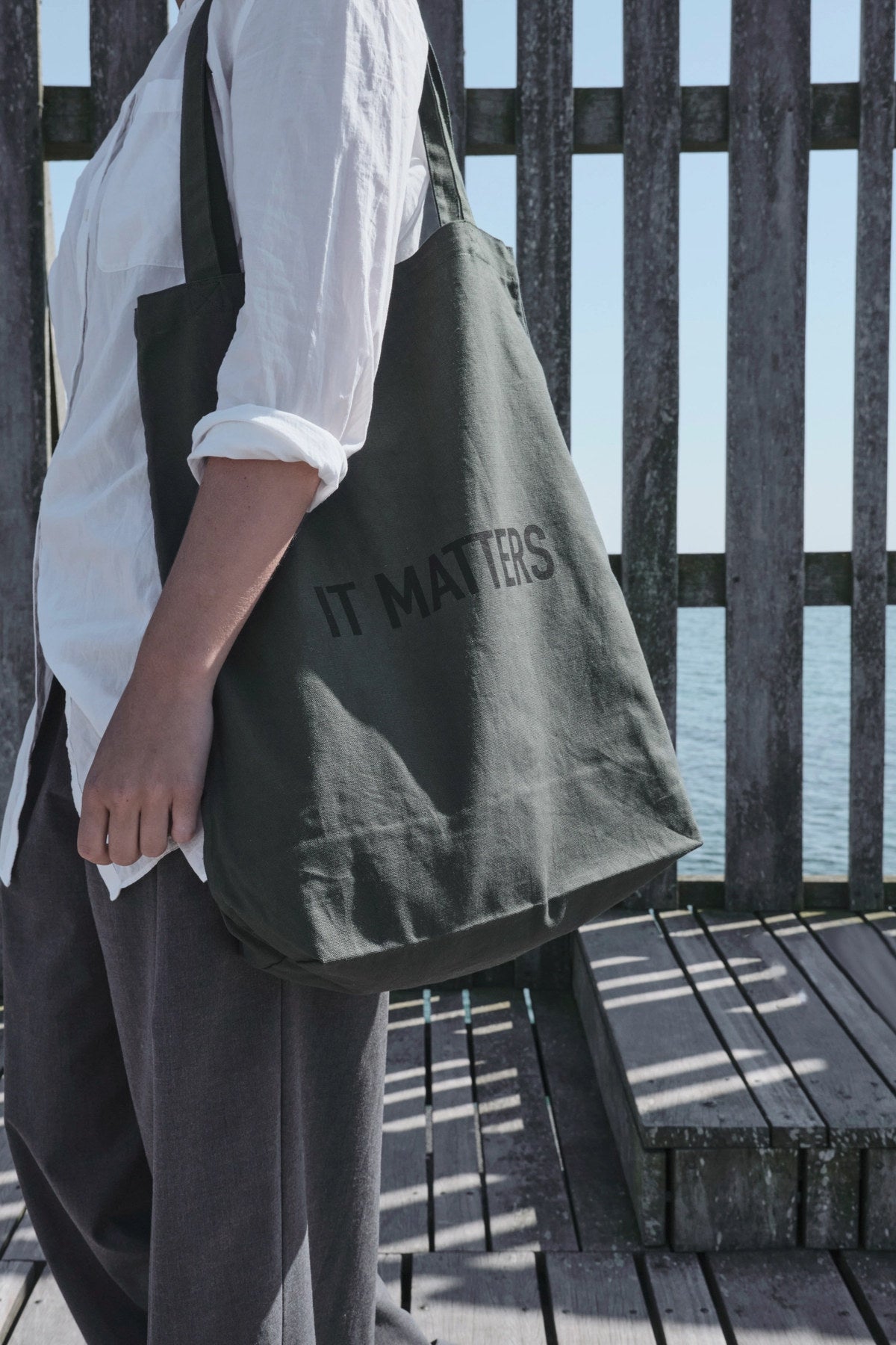 It Matters Tasche 50x35x15cm dark green Biobaumwolle in Grün präsentiert im Onlineshop von KAQTU Design AG. Küchenhelfer ist von The Organic Company