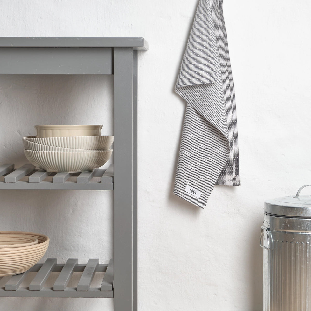 Geschirrtuch klein 35x60cm morning grey Biobaumwolle in Grau präsentiert im Onlineshop von KAQTU Design AG. Küchentuch ist von The Organic Company