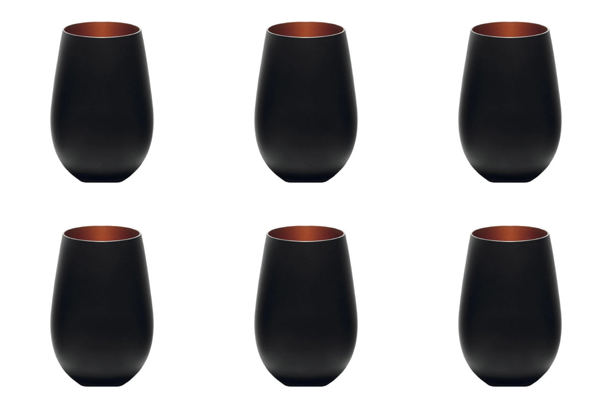 Sechs Trinkgläser der Serie Elements von Stölzle aus Glas in den Farben schwarz/bronze, Fassungsvermögen 465ml, im Set angeordnet.