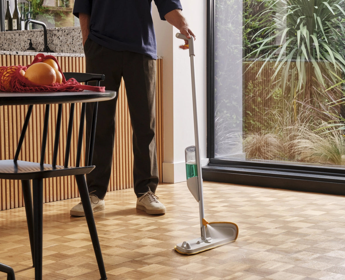 CleanTech Sprühmopp mit Schrubber 8x15x145cm light stone in Grau präsentiert im Onlineshop von KAQTU Design AG. Reinigung & Wäsche ist von Joseph Joseph