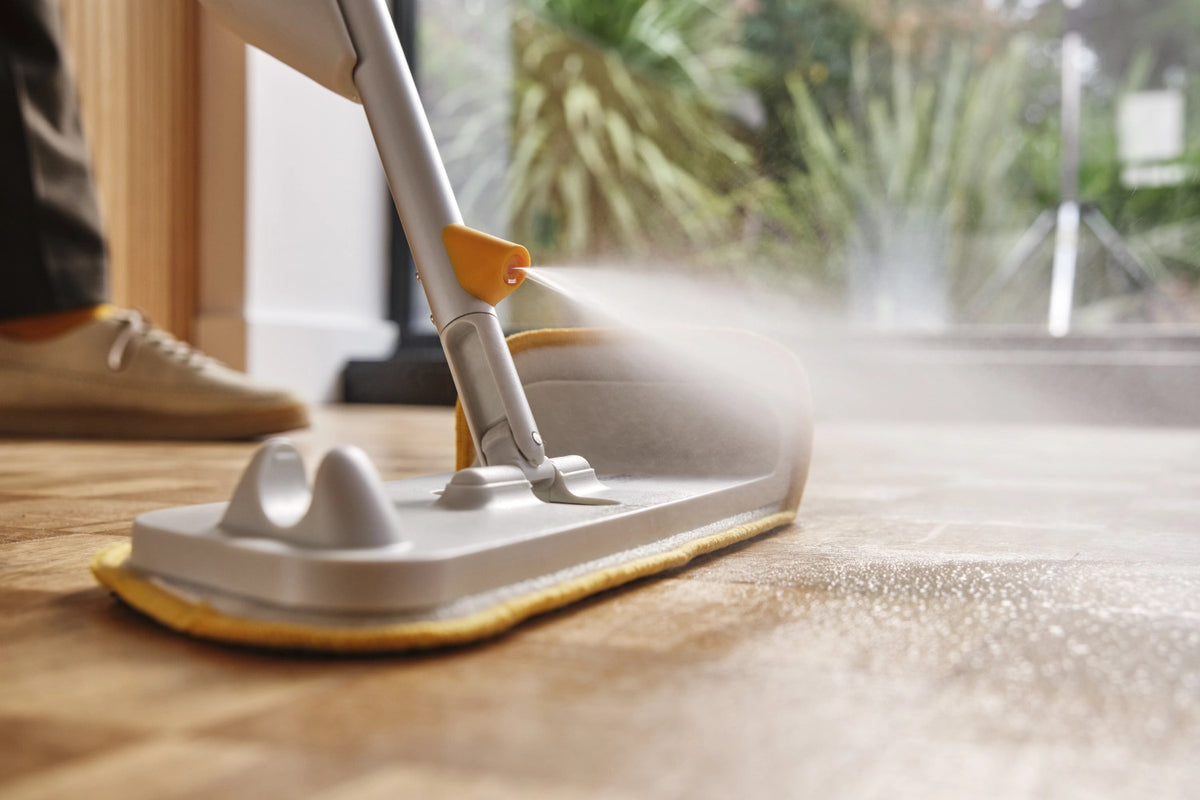 CleanTech Sprühmopp mit Schrubber 8x15x145cm light stone in Grau präsentiert im Onlineshop von KAQTU Design AG. Reinigung & Wäsche ist von Joseph Joseph