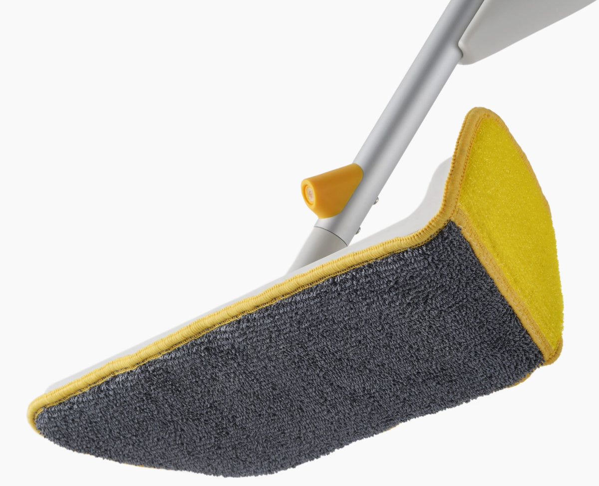 CleanTech Sprühmopp mit Schrubber 8x15x145cm light stone in Grau präsentiert im Onlineshop von KAQTU Design AG. Reinigung & Wäsche ist von Joseph Joseph