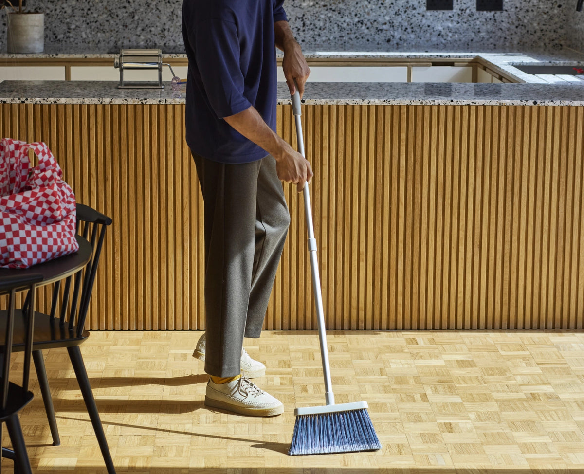 CleanTech Besen mit Wandhalterung 7.8x25.6x93.6cm stone in Grau präsentiert im Onlineshop von KAQTU Design AG. Reinigung & Wäsche ist von Joseph Joseph