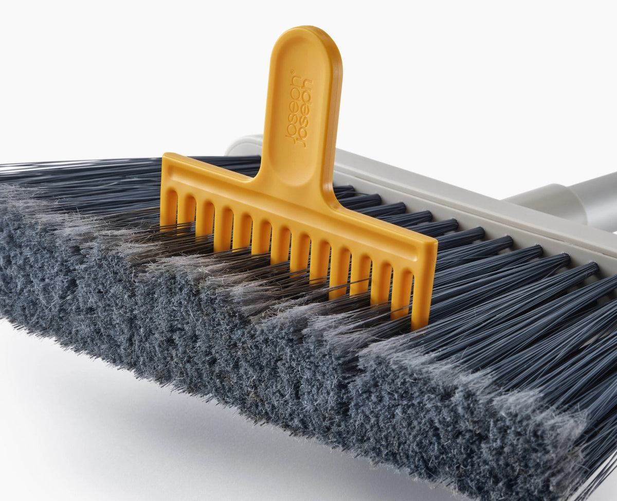 CleanTech Besen mit Wandhalterung 7.8x25.6x93.6cm stone in Grau präsentiert im Onlineshop von KAQTU Design AG. Reinigung & Wäsche ist von Joseph Joseph