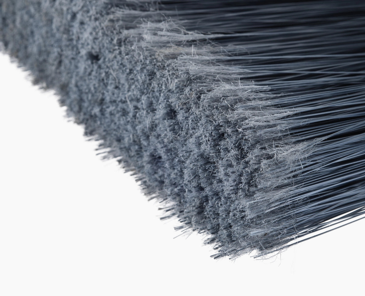 CleanTech Besen mit Wandhalterung 7.8x25.6x93.6cm stone in Grau präsentiert im Onlineshop von KAQTU Design AG. Reinigung & Wäsche ist von Joseph Joseph