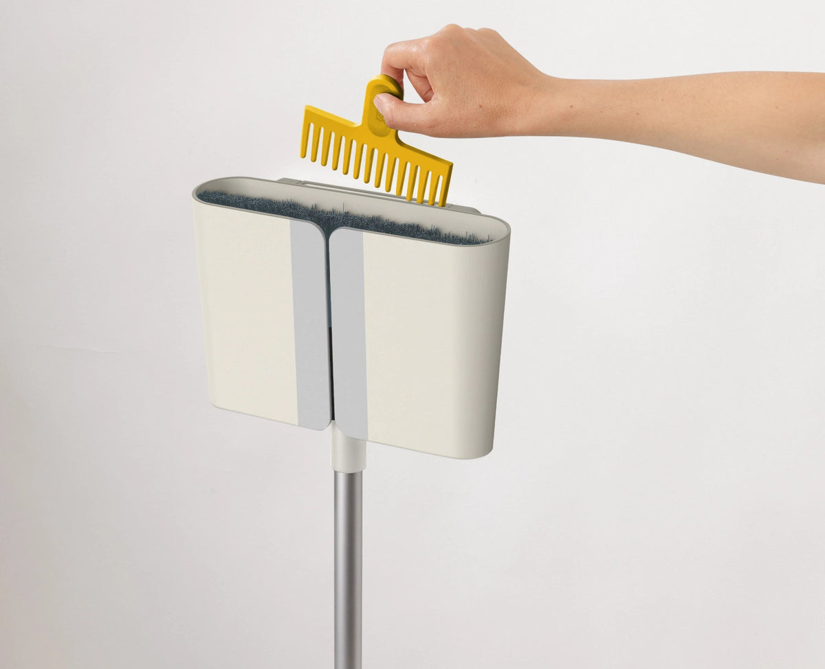CleanTech Besen mit Wandhalterung 7.8x25.6x93.6cm stone in Grau präsentiert im Onlineshop von KAQTU Design AG. Reinigung & Wäsche ist von Joseph Joseph
