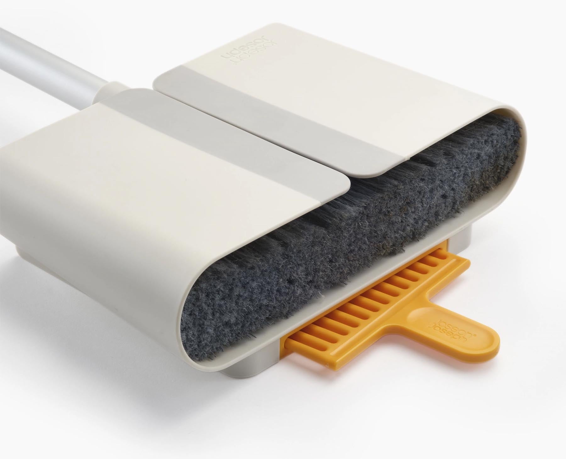 Praktischer CleanTech Besen in stilvollem Steinfarbton, ausgestattet mit Wandhalterung für eine ordentliche und platzsparende Aufbewahrung.