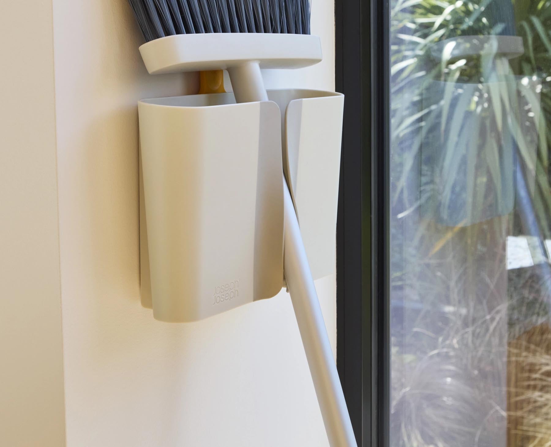 Praktischer CleanTech Besen in elegantem Steinfarbton, ideal für effektives Kehren und mit Wandhalterung für platzsparende Aufbewahrung.
