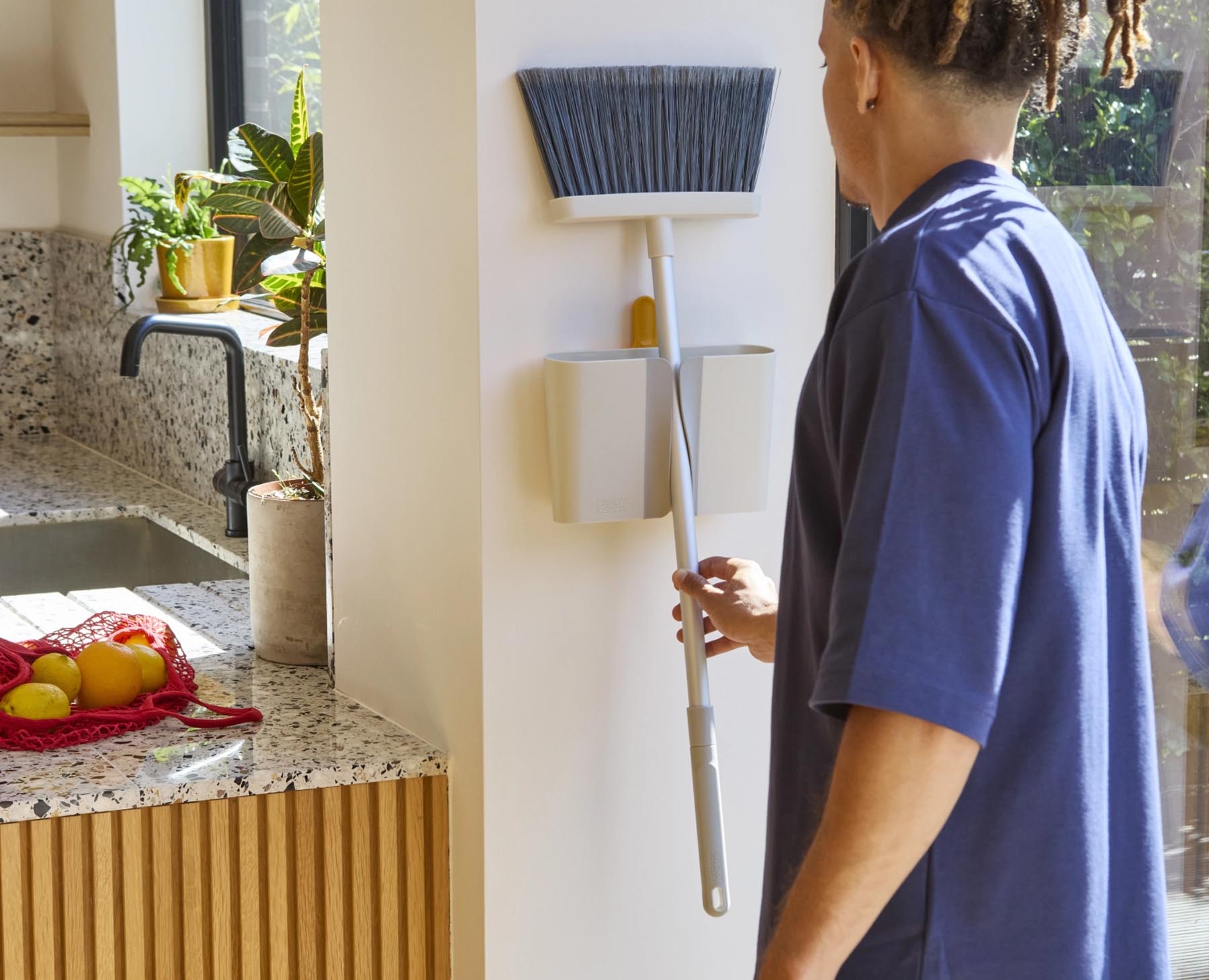 Stylischer CleanTech Besen in modernem Steinfarbton, perfekt für gründliches Kehren und inklusive Wandhalterung zur einfachen Aufbewahrung.