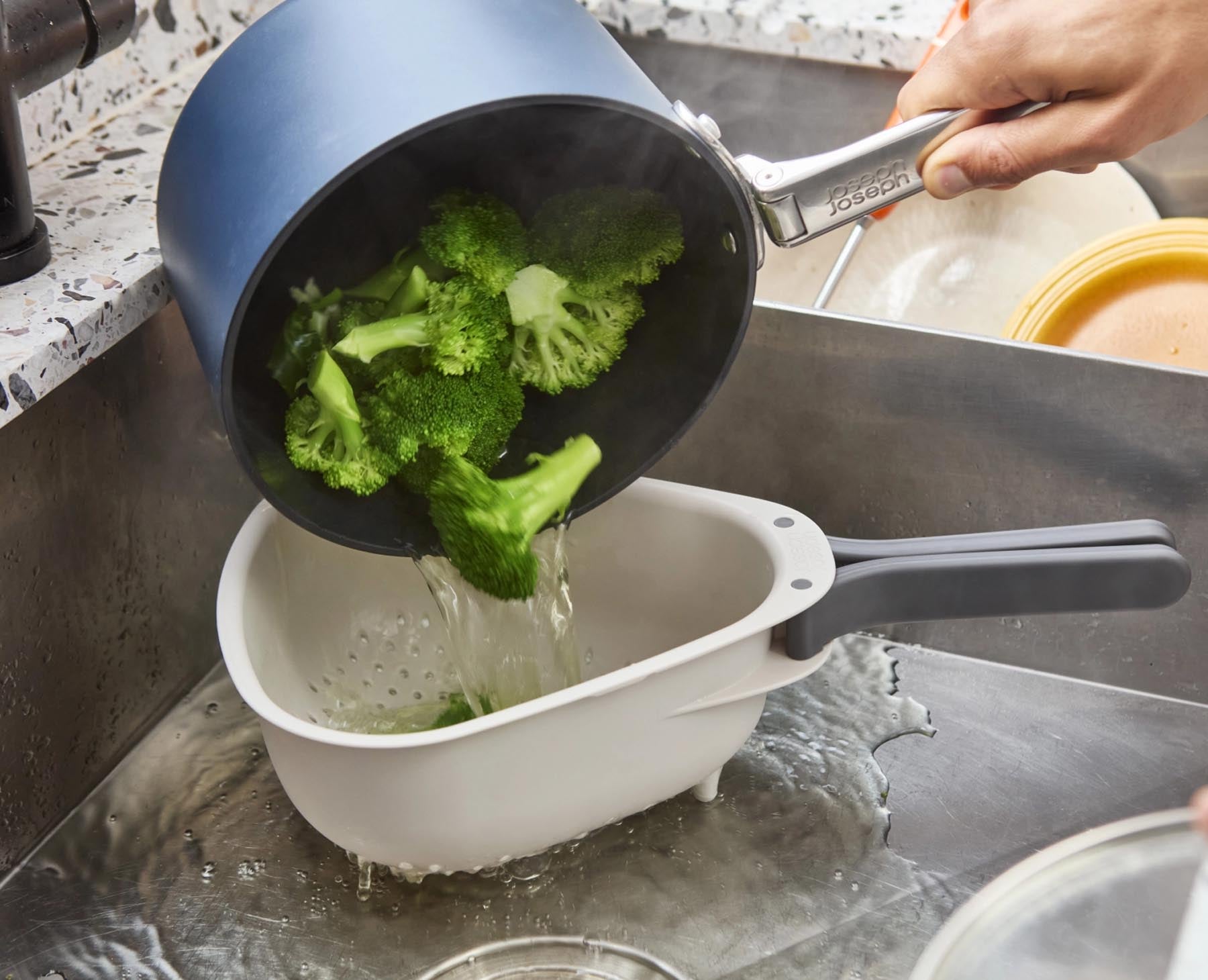 Faltbares Küchensieb in stilvollem Stein-Grau, perfekt zum Abtropfen von Lebensmitteln. Kompakt und funktional für jede moderne Küche.