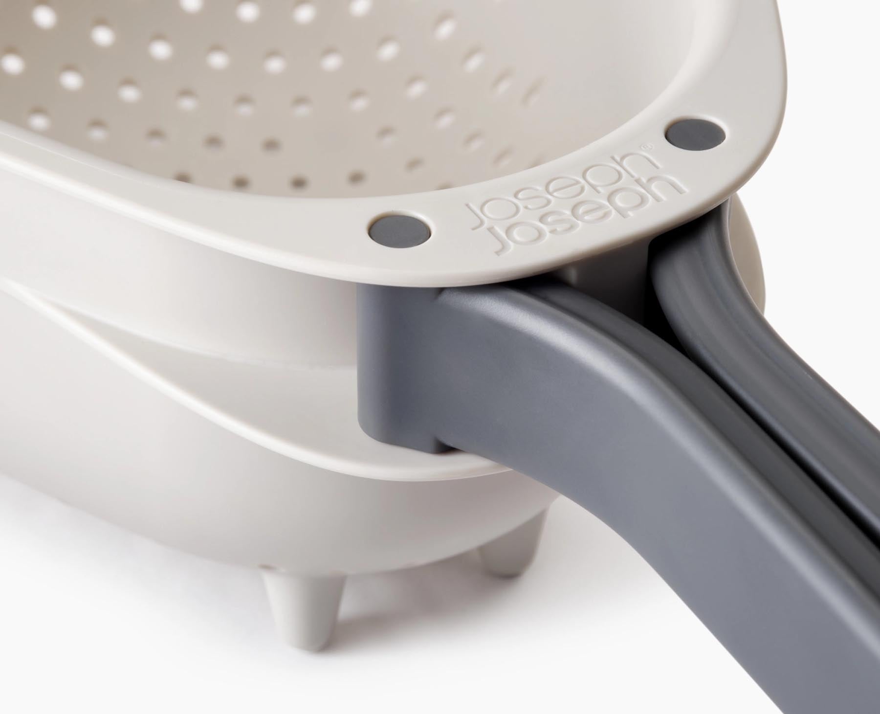 Faltbares Küchensieb in elegantem Stein-Grau, ideal zum Abtropfen und Sieben von Lebensmitteln. Praktisch und platzsparend für jede Küche.