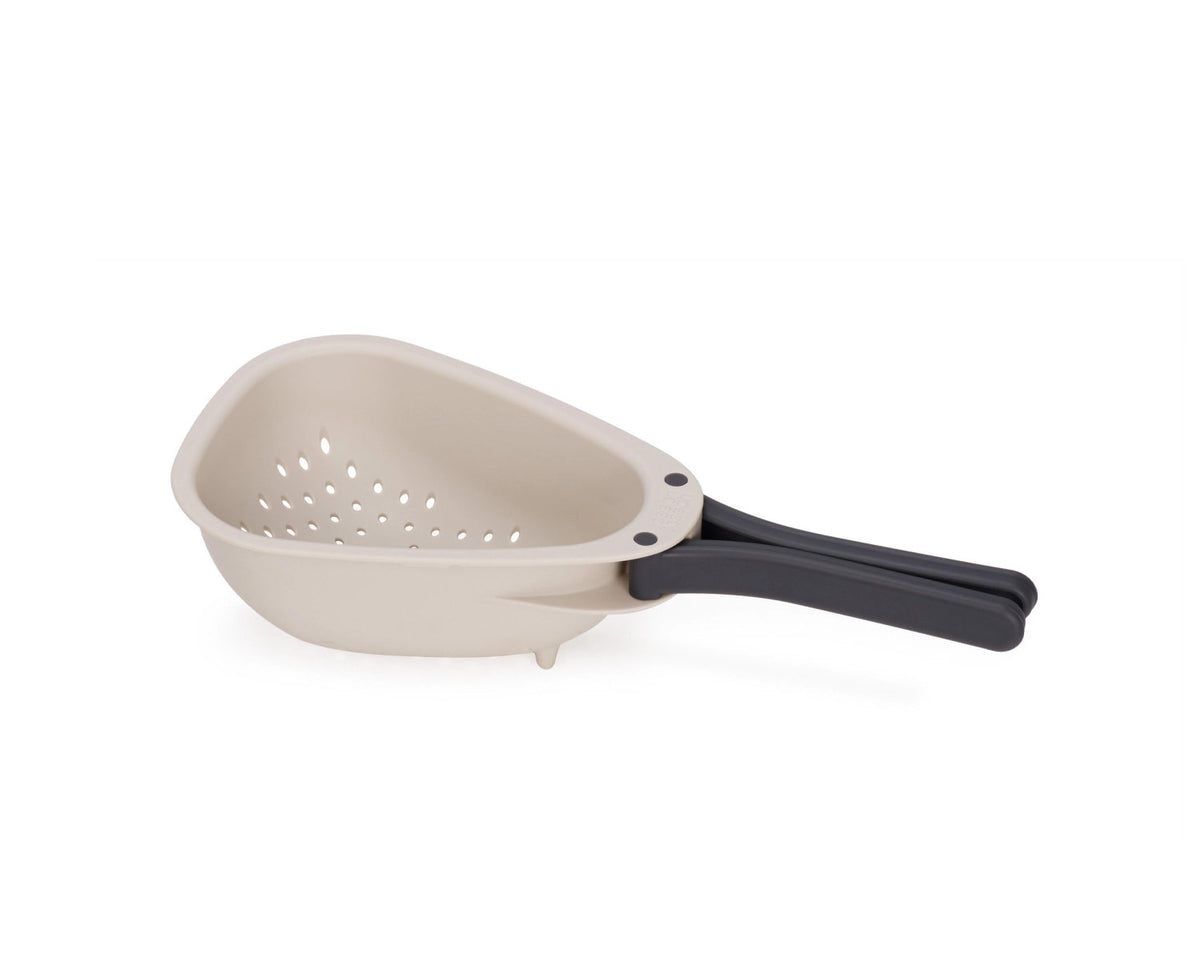 Droplet Sieb falbtar klein 13.5x21.6x6.5cm stone in Grau präsentiert im Onlineshop von KAQTU Design AG. Küchensieb ist von Joseph Joseph