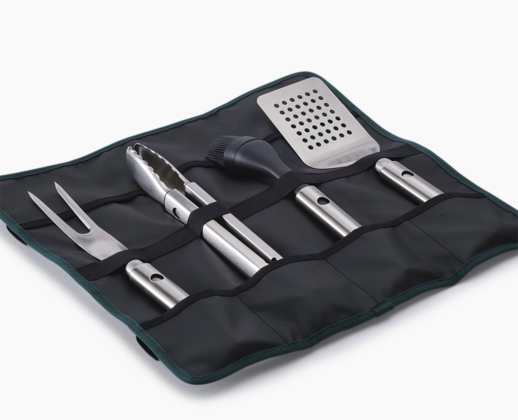 Elegantes 4-teiliges BBQ-Utensilien Set aus Edelstahl von Joseph Joseph, ideal für Grillliebhaber und Outdoor-Kochabenteuer.