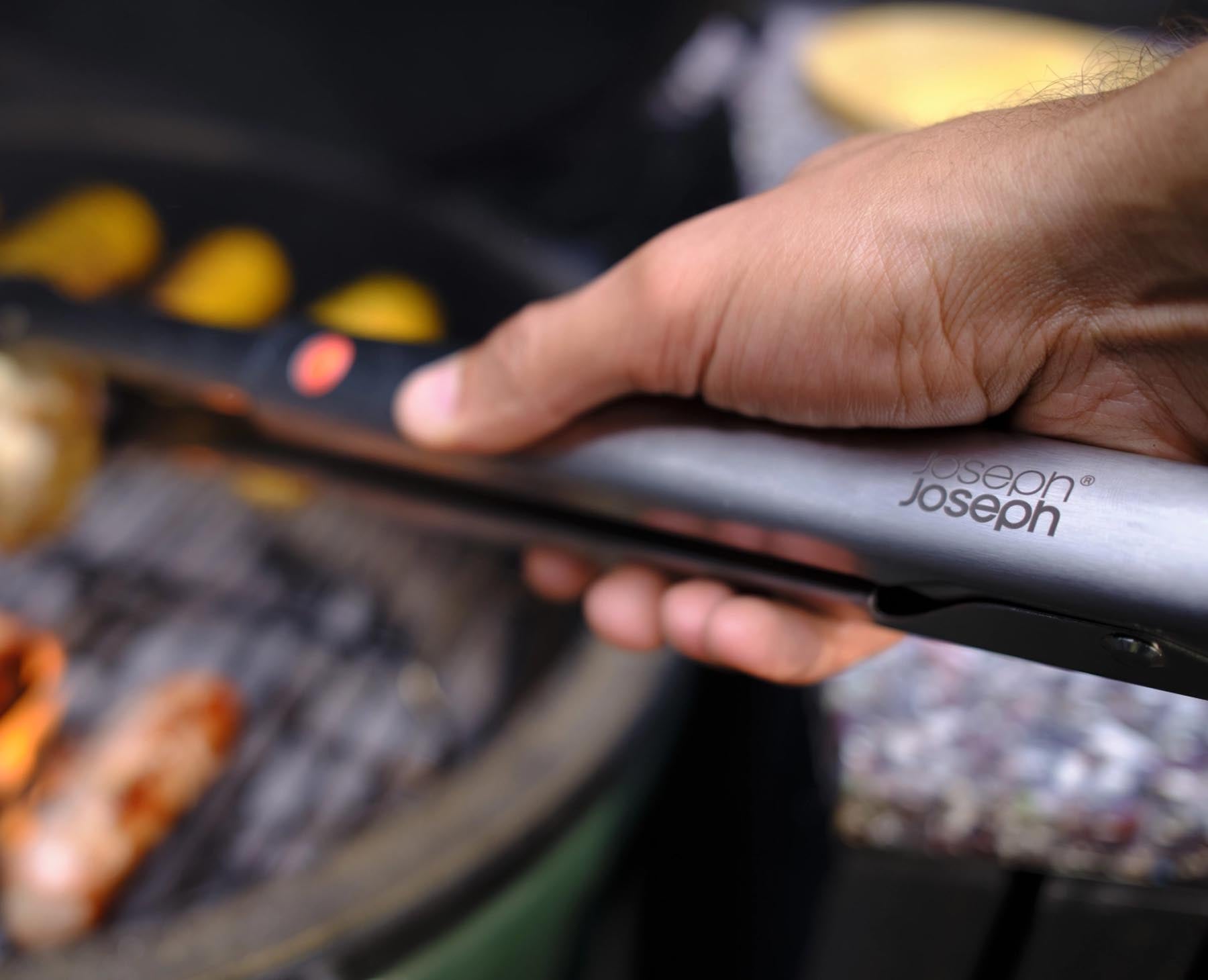 Hochwertiges Grillbesteck-Set aus Edelstahl von Joseph Joseph, bestehend aus Wender und Zange, perfekt für BBQ-Fans und Grillliebhaber.