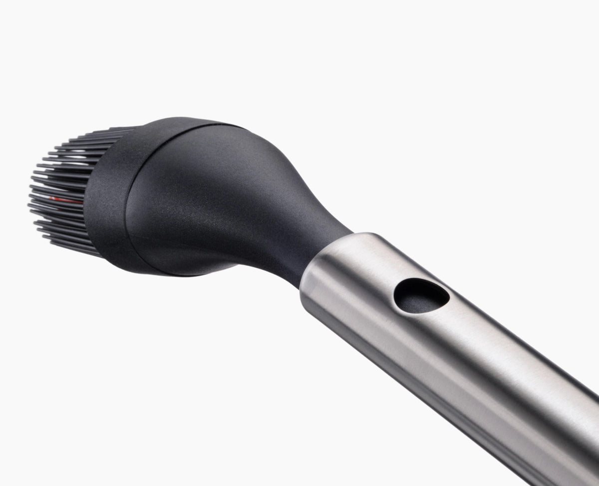 GrillOut BBQ Pinsel einziehbarer Kopf Silikon 34.9-27.5cm in Silber präsentiert im Onlineshop von KAQTU Design AG. Grillbesteck ist von Joseph Joseph