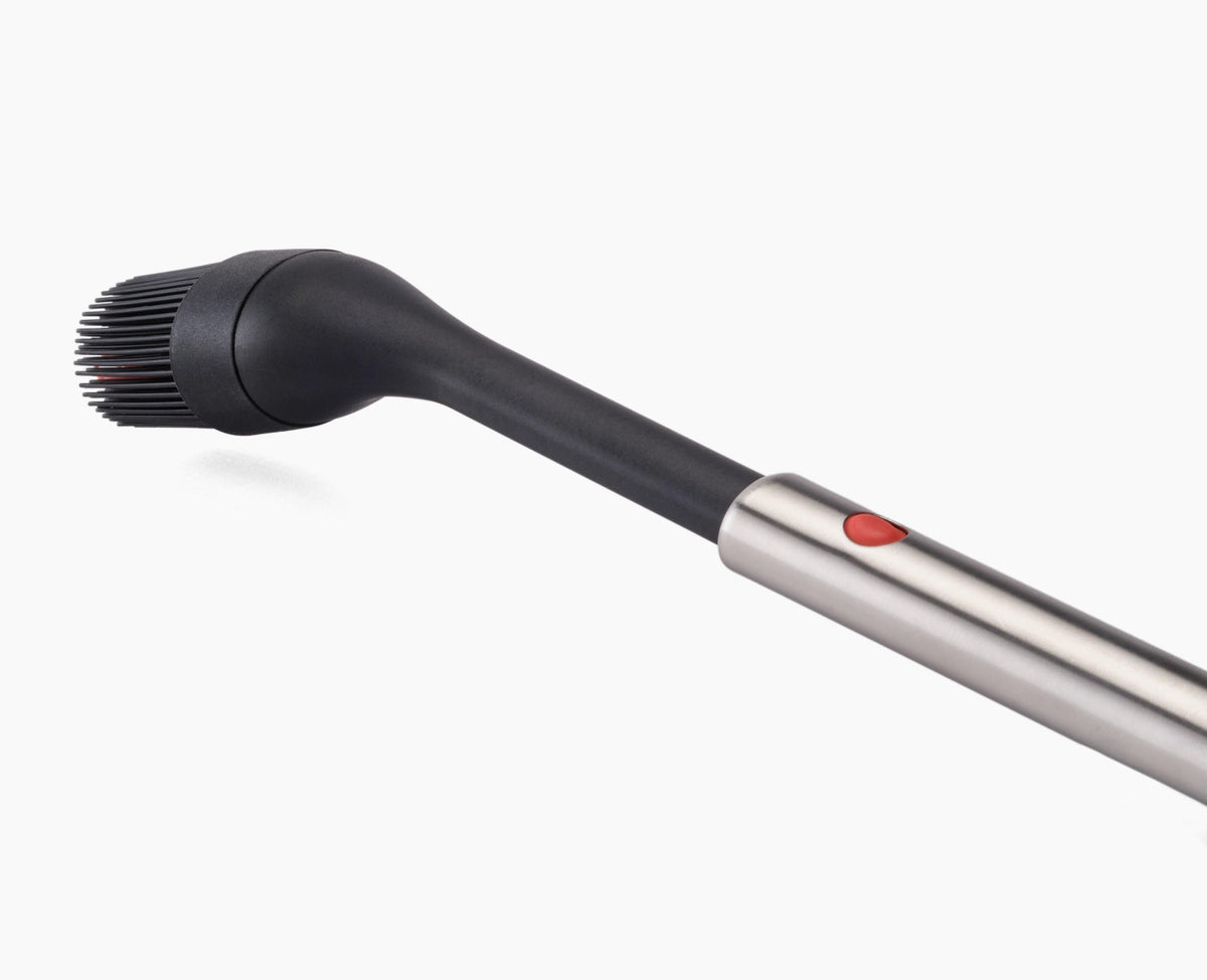 GrillOut BBQ Pinsel einziehbarer Kopf Silikon 34.9-27.5cm in Silber präsentiert im Onlineshop von KAQTU Design AG. Grillbesteck ist von Joseph Joseph