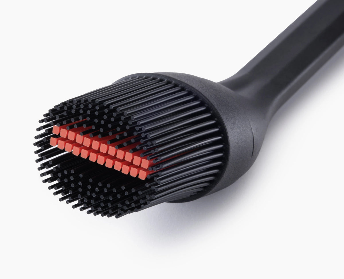 GrillOut BBQ Pinsel einziehbarer Kopf Silikon 34.9-27.5cm in Silber präsentiert im Onlineshop von KAQTU Design AG. Grillbesteck ist von Joseph Joseph
