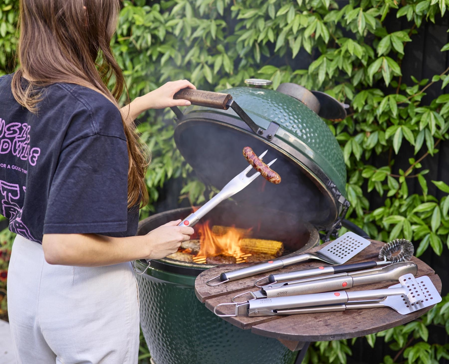 Elegante Grillzange aus Edelstahl mit verstellbarem Kopf, perfekt für Grillliebhaber, die Funktionalität und Stil schätzen.