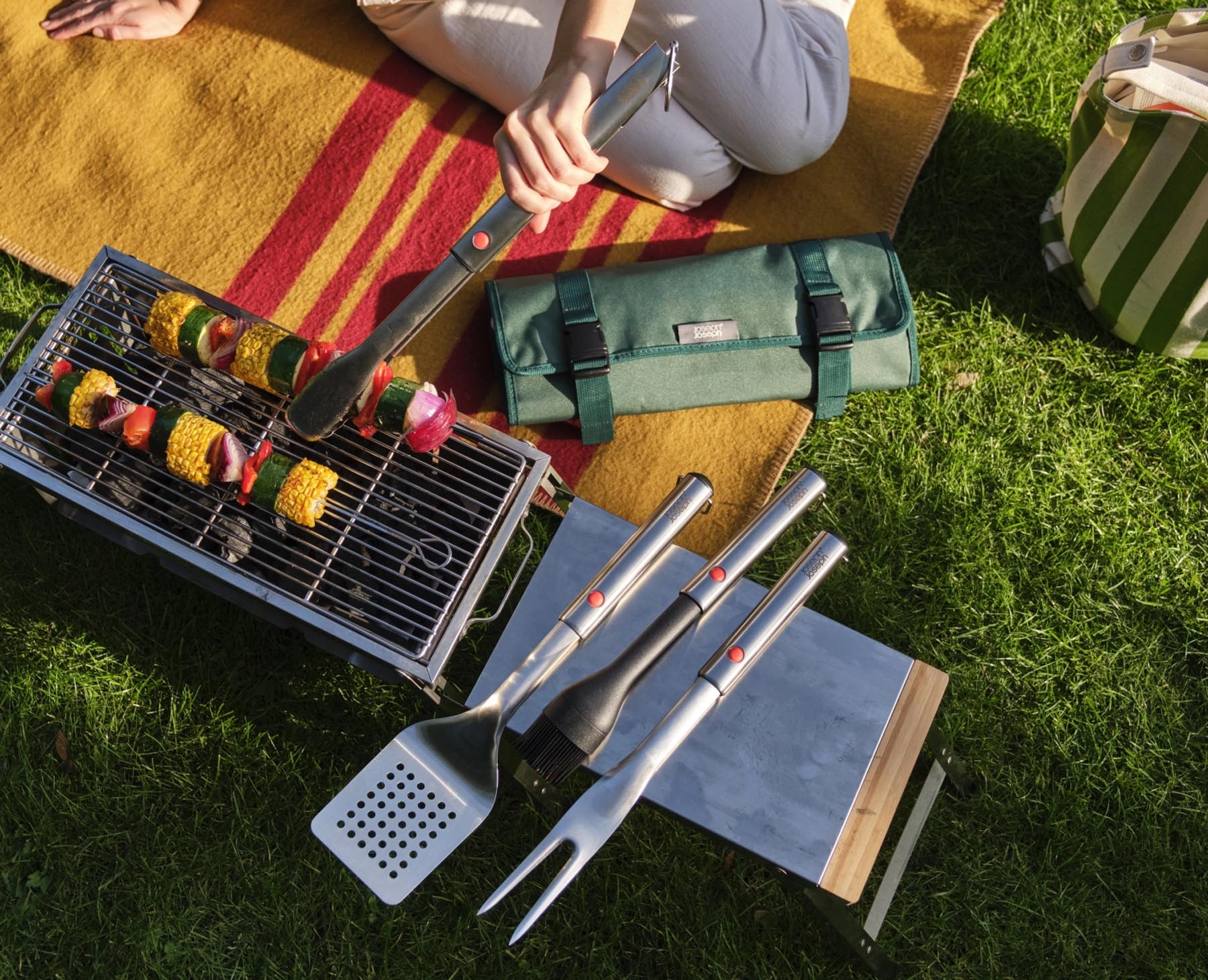 Praktische Grillzange aus hochwertigem Edelstahl mit einziehbarem Kopf, ideal für präzises Wenden und Servieren von Grillgut.
