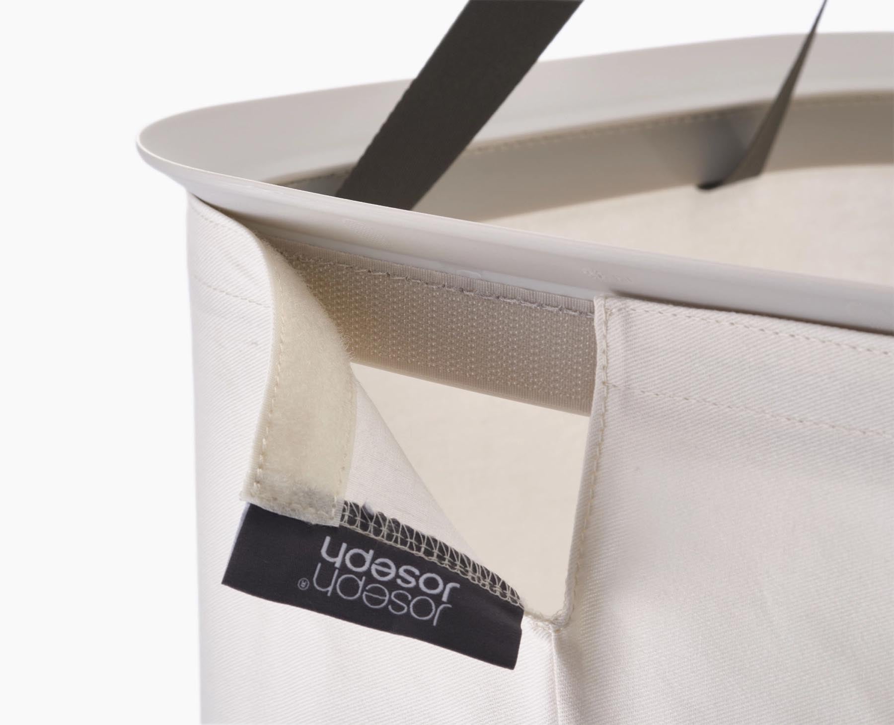 Stylischer Wäschekorb Tota One in sanftem Ecru von Joseph Joseph, ideal für die Aufbewahrung von Wäsche und als schickes Wohnaccessoire.
