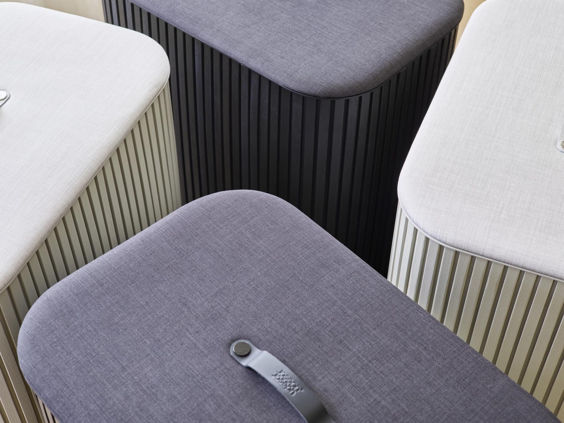 Stylischer Tota Twin Luxe Wäschekorb in Schwarz von Joseph Joseph, 90 l, perfekt für die moderne Wäscheorganisation und platzsparende Nutzung.