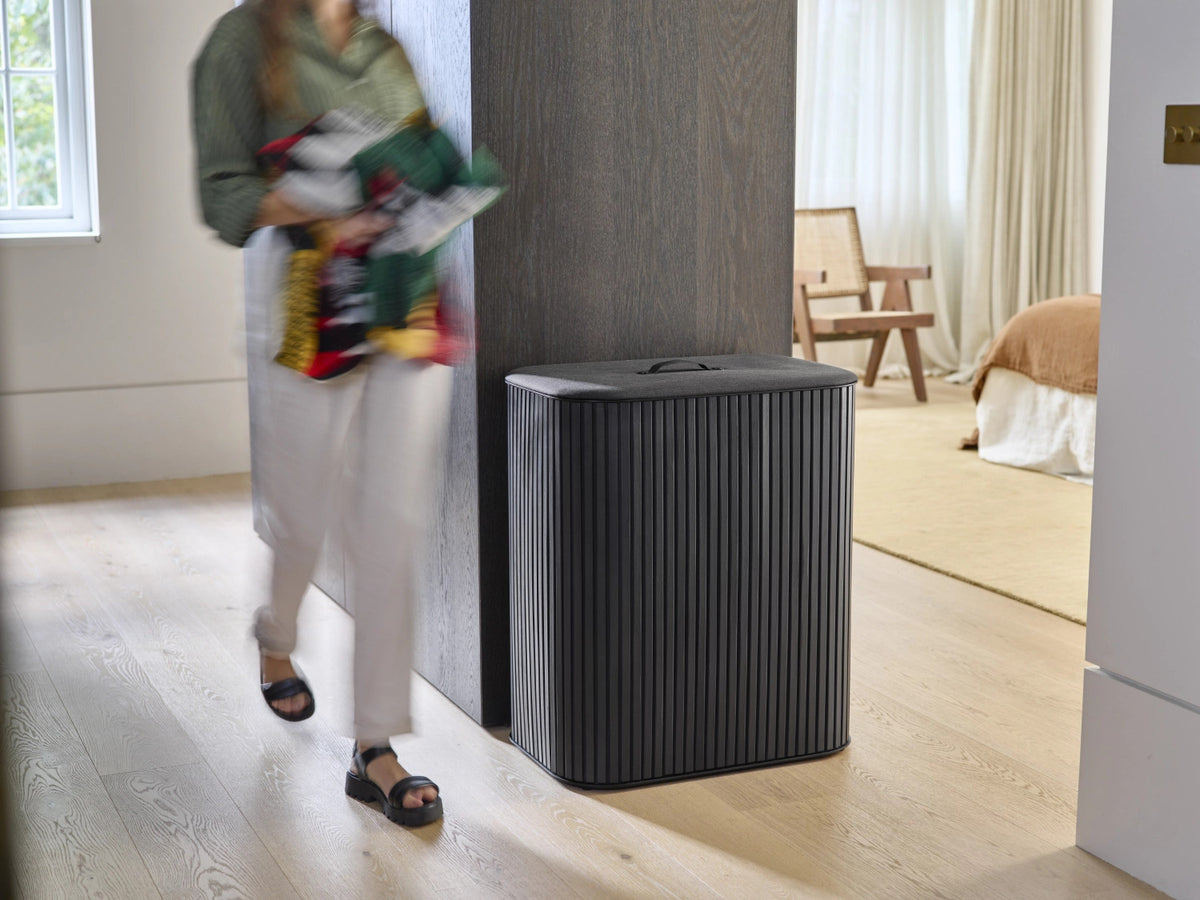 Tota Twin Luxe Wäschekorb 90l black in Schwarz präsentiert im Onlineshop von KAQTU Design AG. Wäschekorb ist von Joseph Joseph