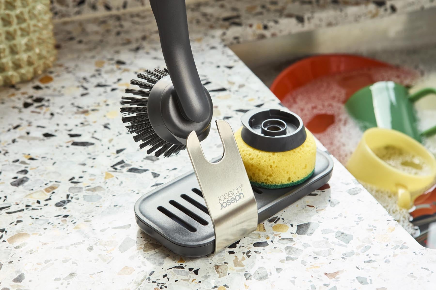Zwei hochwertige Ersatzbürsten für die Spülbürste von Joseph Joseph, perfekt für gründliches Reinigen. Kompakte Maße: 7x4.5cm, stilvolles Schwarz.