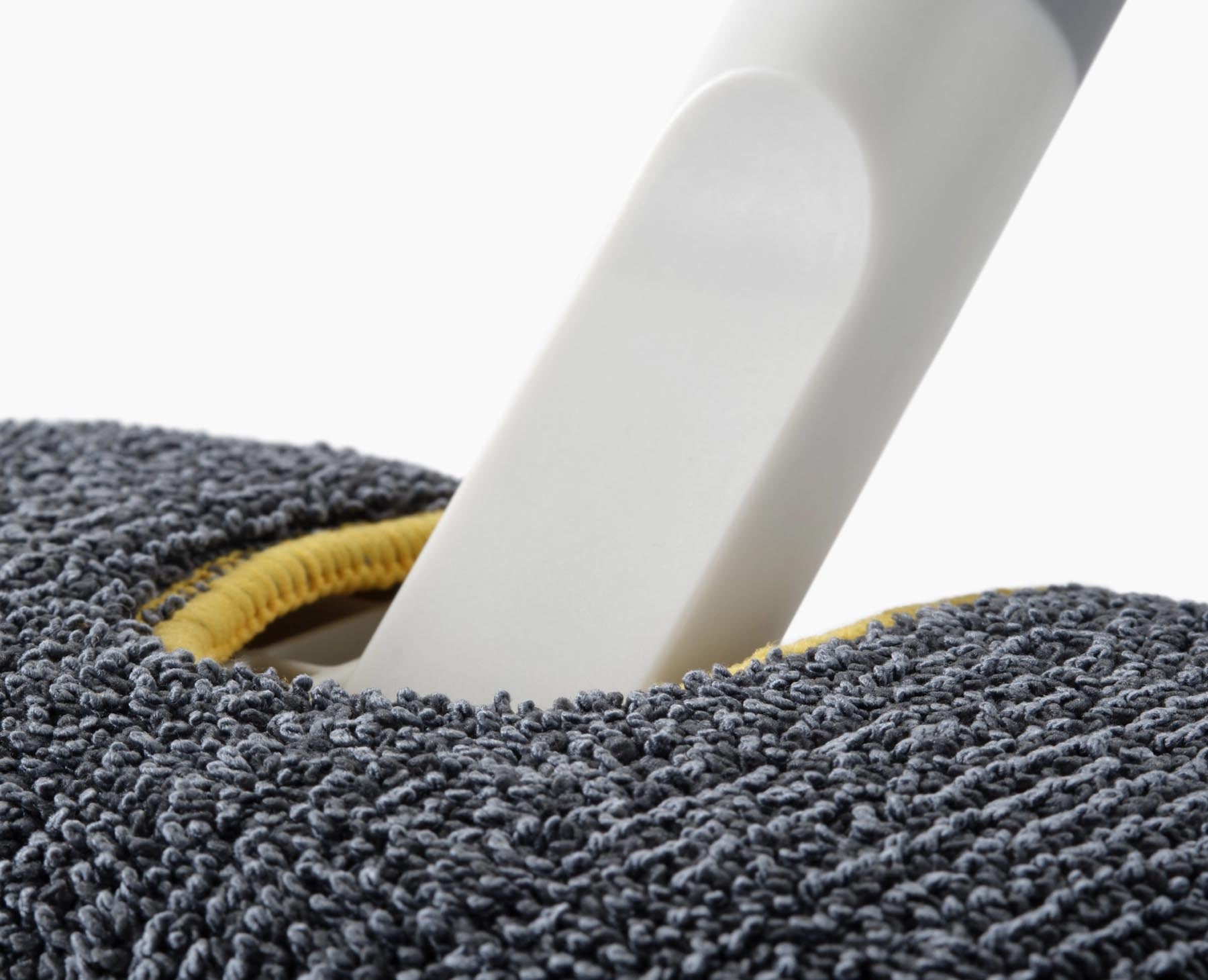 Der CleanTech 2-in-1 Bodenschrubber in sanftem Lichtstein vereint Funktionalität und Stil für eine mühelose Reinigung in jedem Raum.