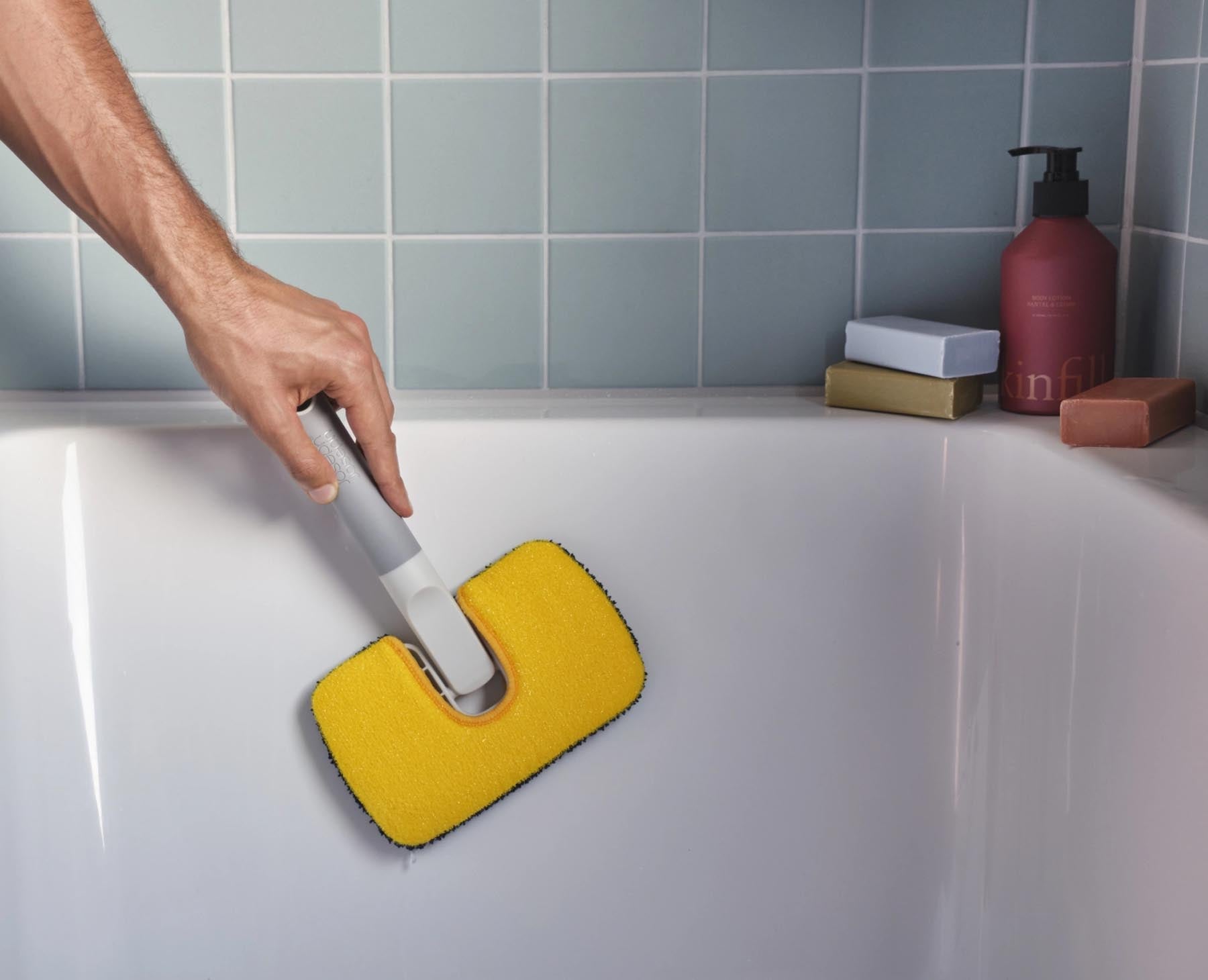 Der CleanTech 2-in-1 Bodenschrubber in elegantem hellen Stein bietet effiziente Reinigungslösungen und überzeugt durch sein stilvolles, praktisches Design.
