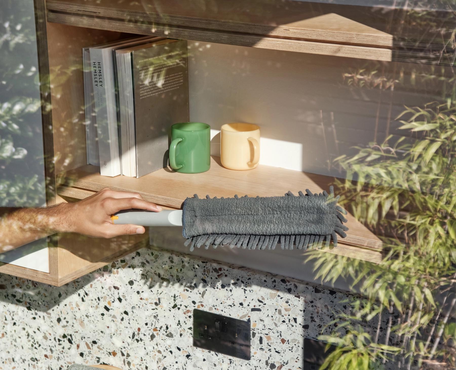 Praktischer CleanTech Staubwedel in light stone, perfekt für müheloses Staubwischen. Inklusive schützender Hülle für platzsparende Lagerung.