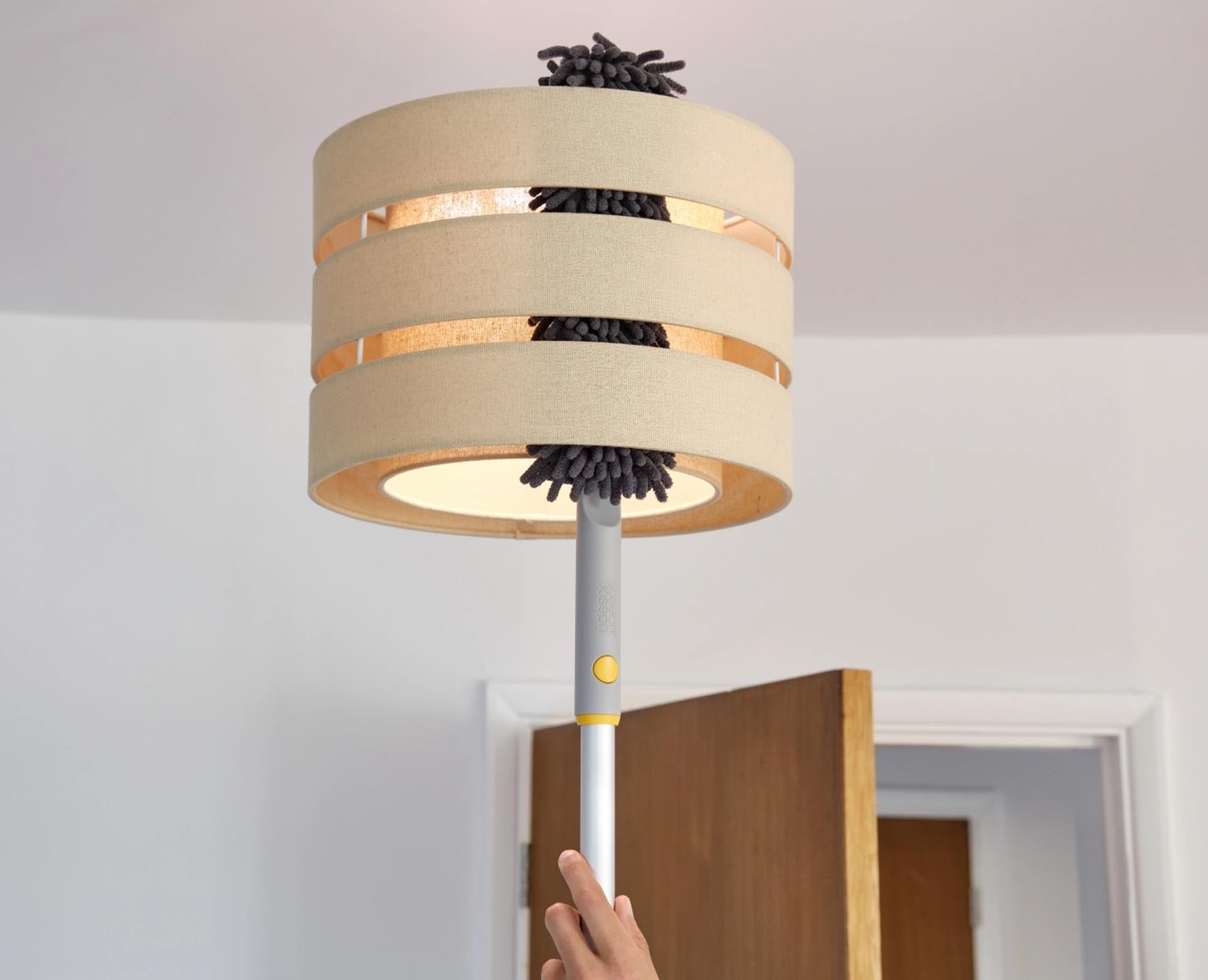 Eleganter CleanTech Staubwedel in light stone, ideal für effektives Staubwischen. Mit schützender Hülle für einfache Aufbewahrung.