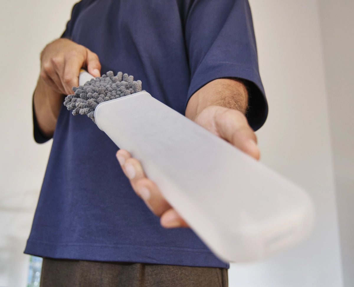 CleanTech Staubwedel mit Hülle 4x8x53cm light stone in Grau präsentiert im Onlineshop von KAQTU Design AG. Reinigung & Wäsche ist von Joseph Joseph