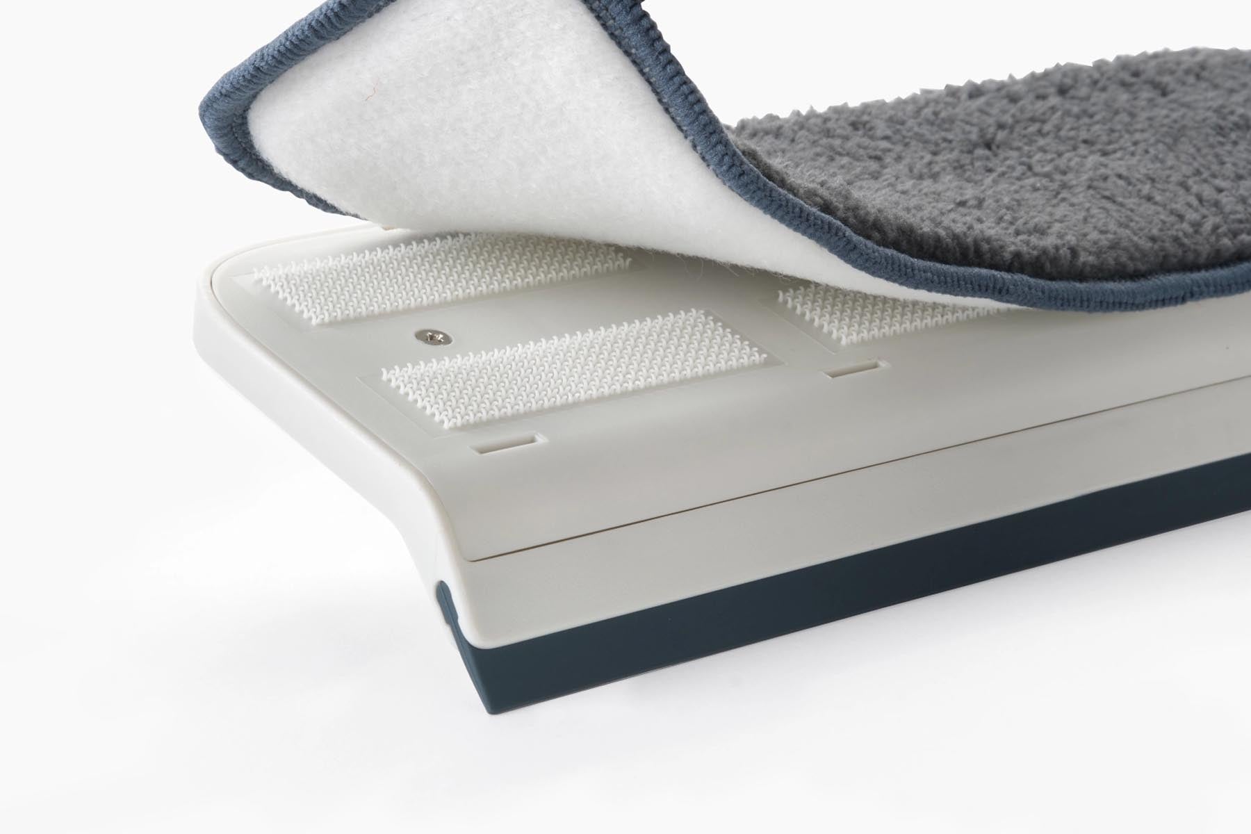 Stylischer CleanTech 2-in-1 Abzieher in sanftem Lichtstein-Grau, perfekt für müheloses Wischen und Trocknen von glatten Oberflächen.