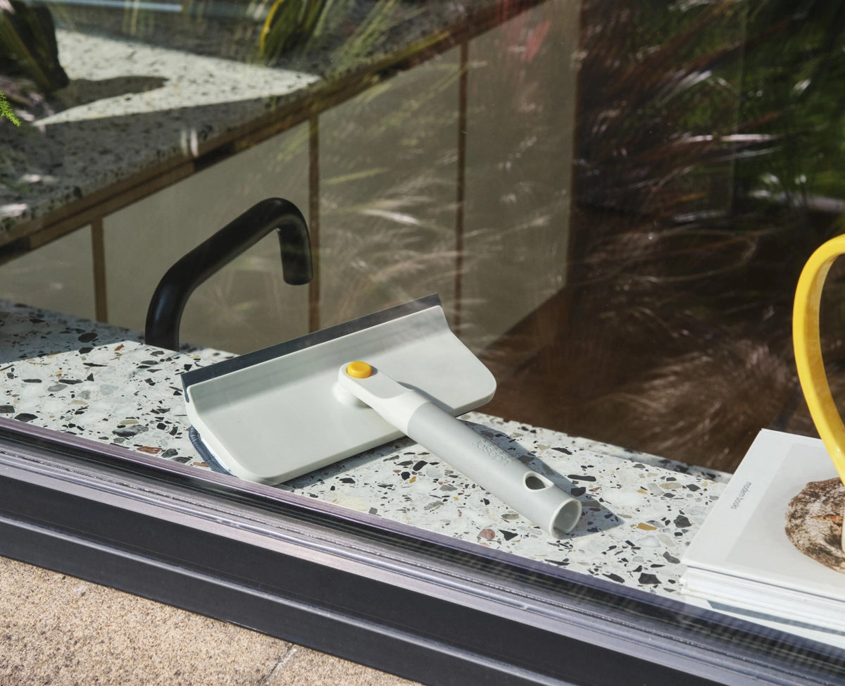 CleanTech 2-in-1 Abzieher 6x10x36cm light stone in Grau präsentiert im Onlineshop von KAQTU Design AG. Reinigung & Wäsche ist von Joseph Joseph