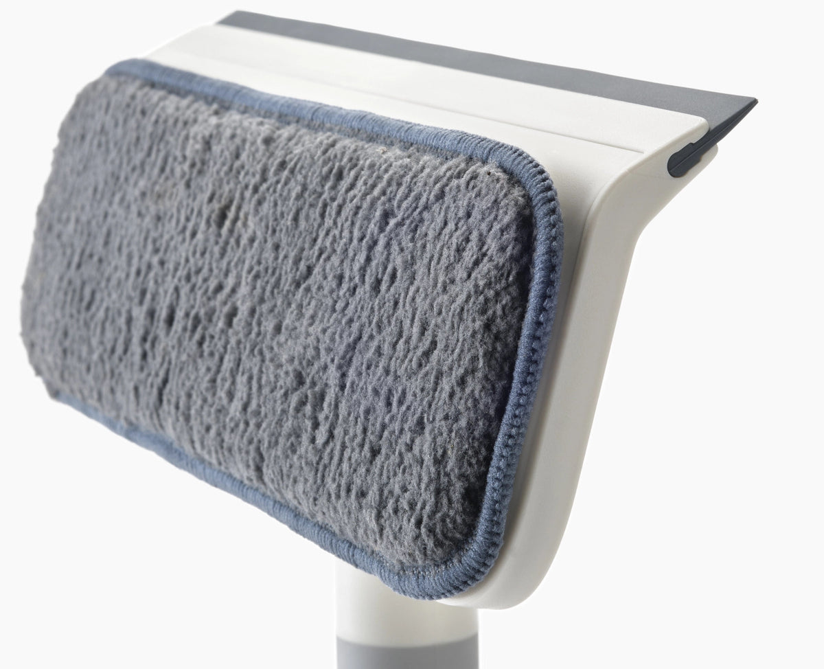 CleanTech 2-in-1 Abzieher 6x10x36cm light stone in Grau präsentiert im Onlineshop von KAQTU Design AG. Reinigung & Wäsche ist von Joseph Joseph
