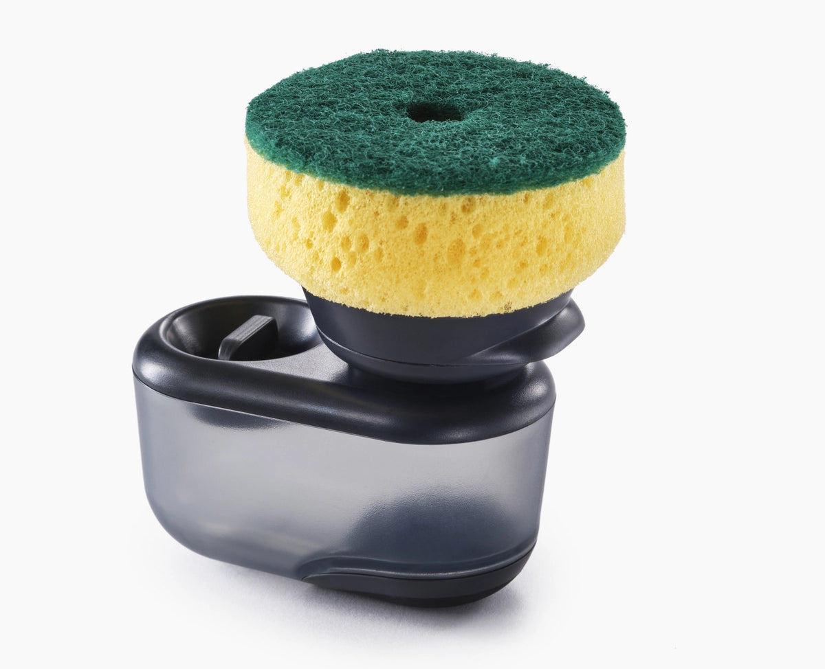 SinkTech Seifenspender mit Handbürste und Halter 11.8x9.2cm in Schwarz präsentiert im Onlineshop von KAQTU Design AG. Abwasch ist von Joseph Joseph