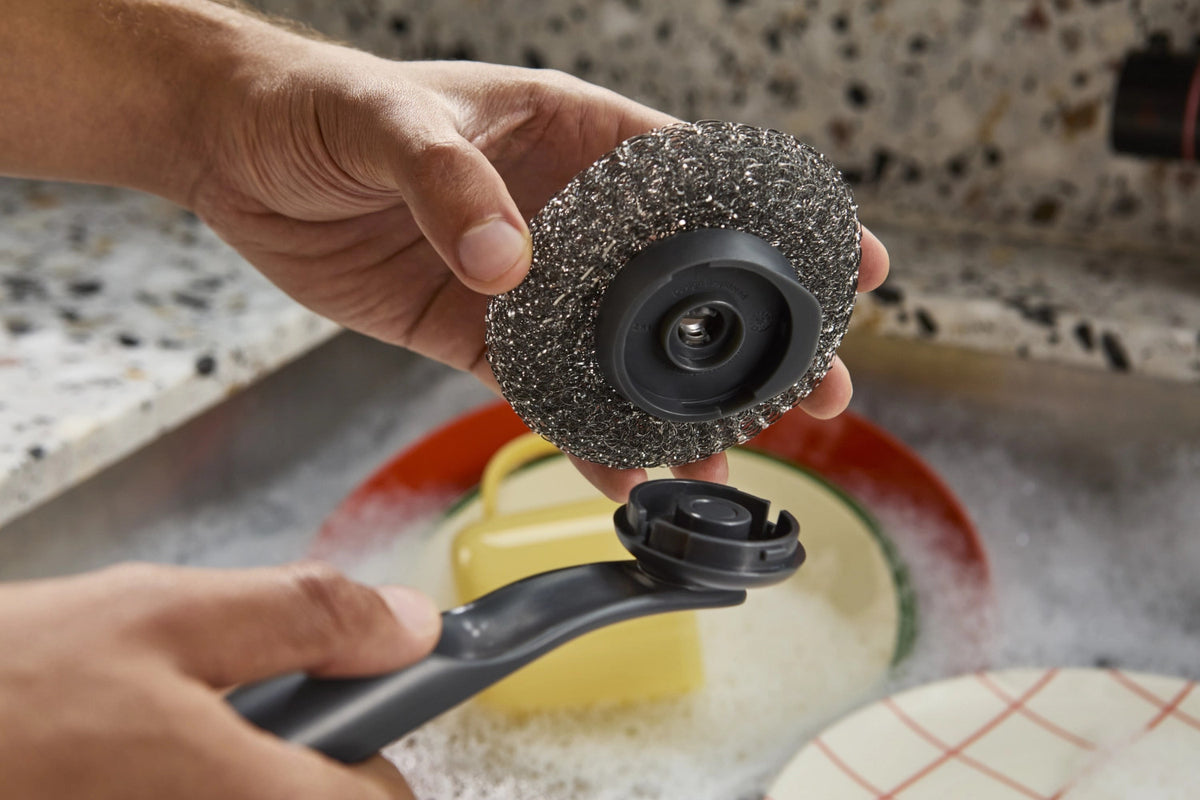SinkTech Ersatzkopf für Spülbürste Stahlwolle 9x3.5cm in Schwarz präsentiert im Onlineshop von KAQTU Design AG. Abwasch ist von Joseph Joseph