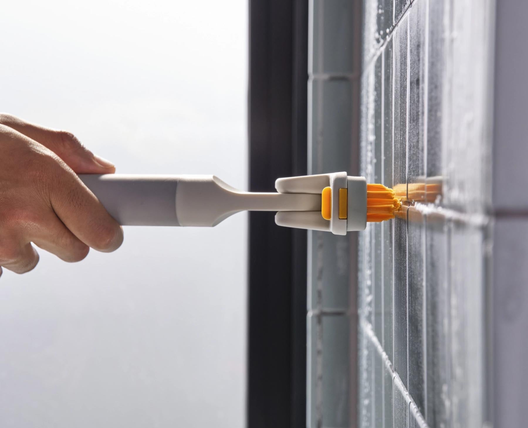 Effizienter 2-in-1-Fliesenschrubber in modernem Lichtstein-Design, perfekt für die mühelose Pflege von Fliesen und glatten Böden.