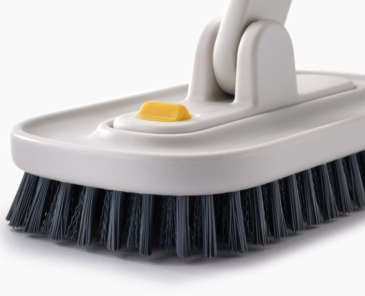 CleanTech 2-in-1-Fliesenschrubber 10x31cm light stone in Grau präsentiert im Onlineshop von KAQTU Design AG. Reinigung & Wäsche ist von Joseph Joseph