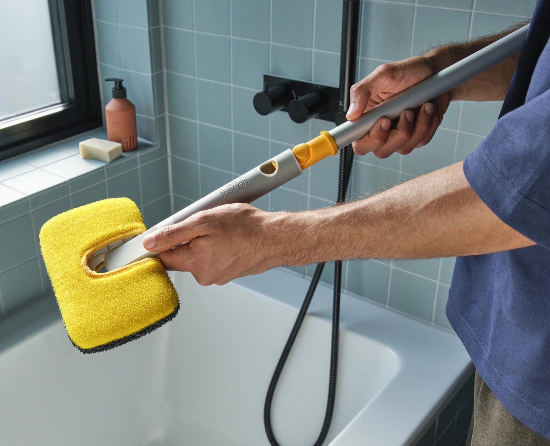Hochwertiges CleanTech Ersatzpad in blau und gelb, 18x11cm, perfekt für die effektive Reinigung mit dem Joseph Joseph Bodenschrubber.