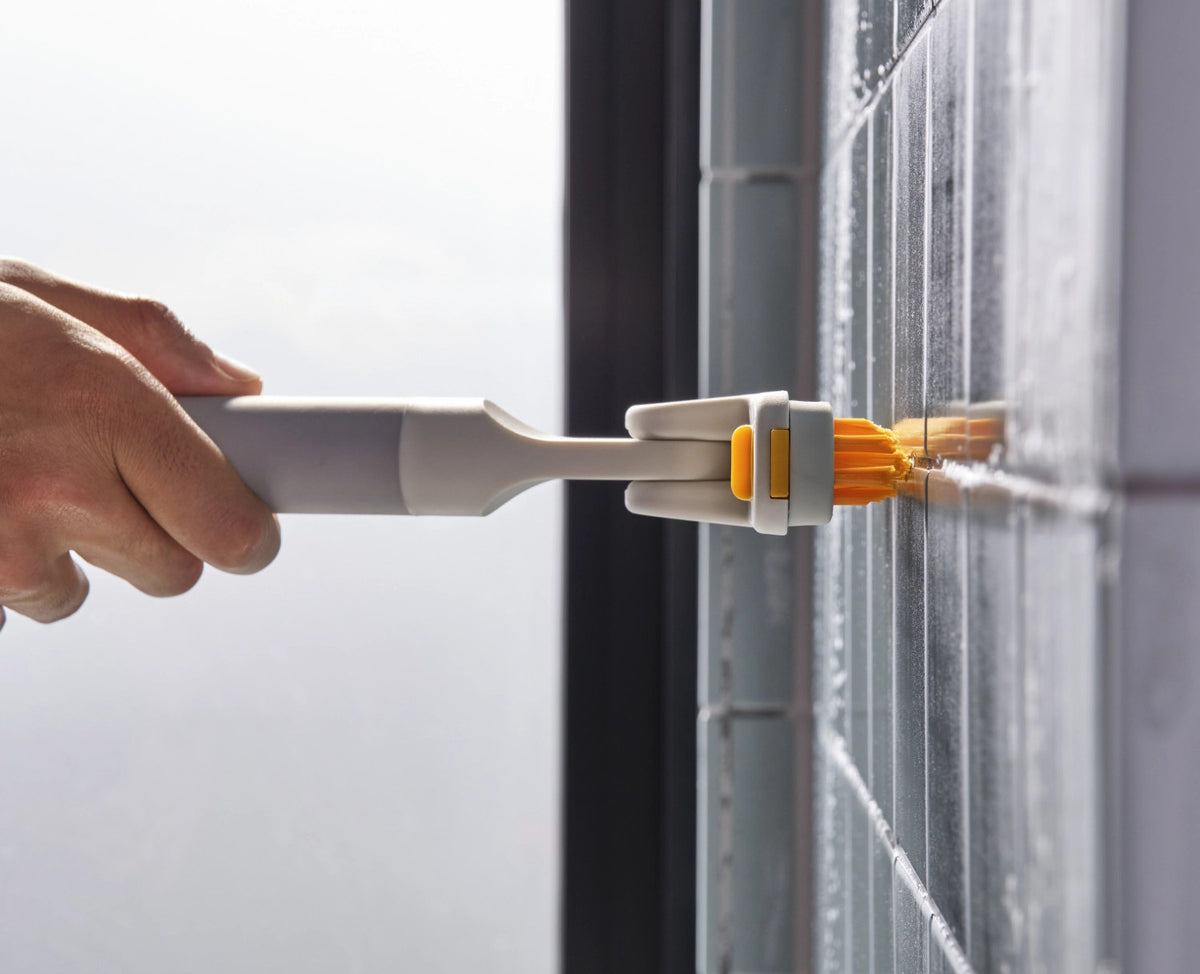 CleanTech Reinigungsset Bürsten light stone in Grau präsentiert im Onlineshop von KAQTU Design AG. Reinigung & Wäsche ist von Joseph Joseph