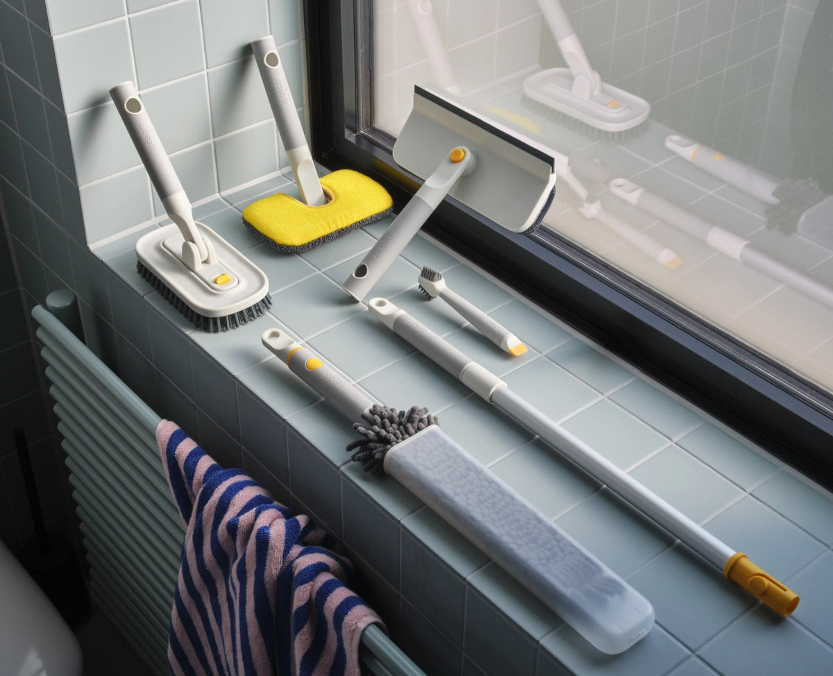 CleanTech Reinigungsset komplett light stone in Grau präsentiert im Onlineshop von KAQTU Design AG. Reinigung & Wäsche ist von Joseph Joseph