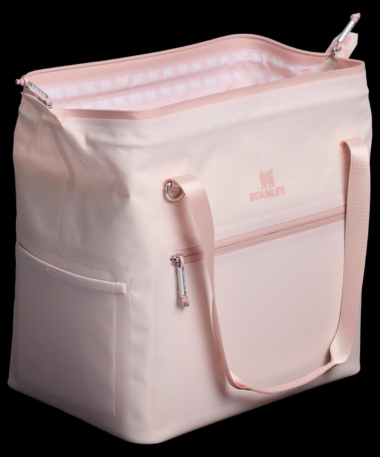 Elegante Kühltasche in Rosé-Quarz von Stanley, perfekt für unterwegs, bietet 18.9l Platz für Getränke und Snacks bei jedem Abenteuer.