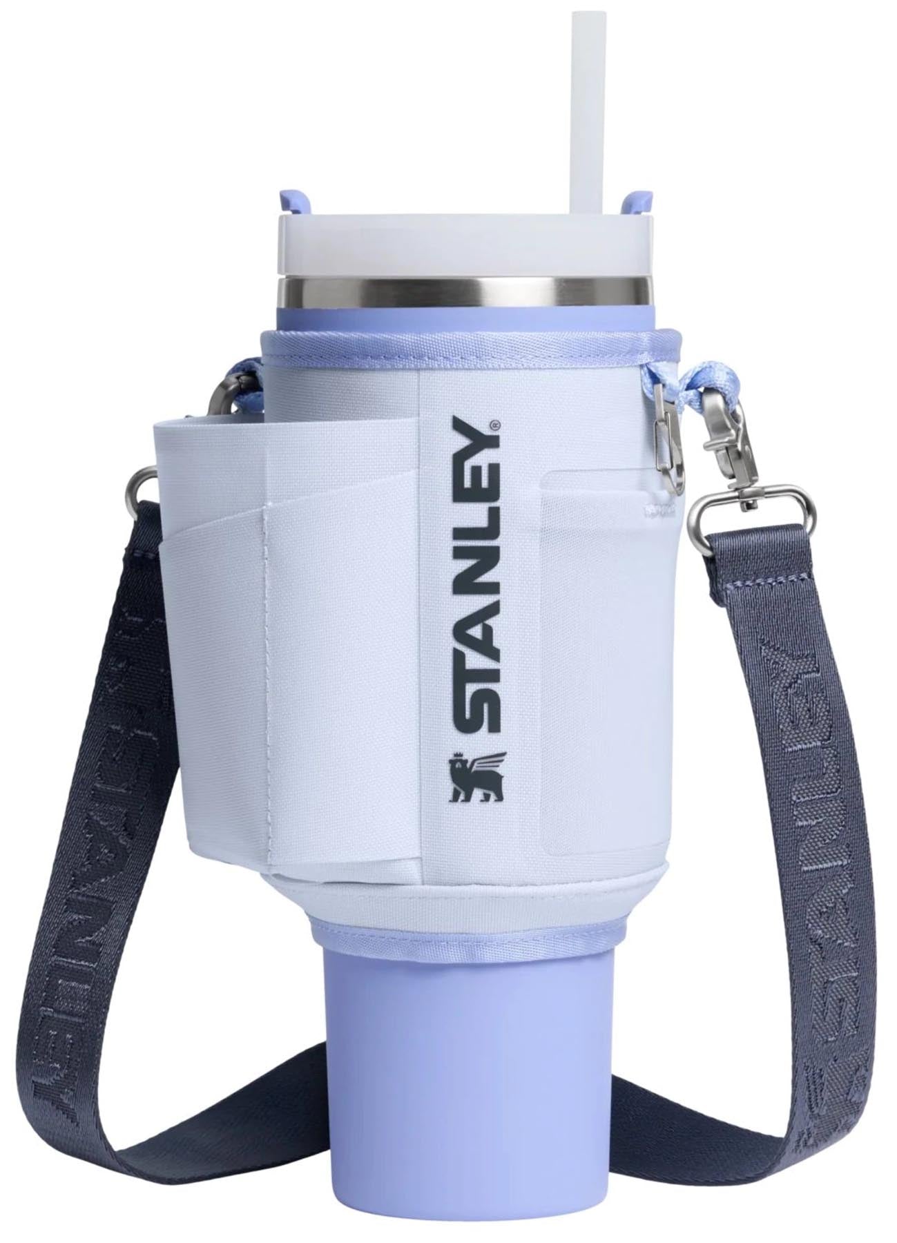 All-Day Quencher Carry-All 1.18l dew drop in Blau präsentiert im Onlineshop von KAQTU Design AG. Aufbewahrungsbehälter ist von Stanley