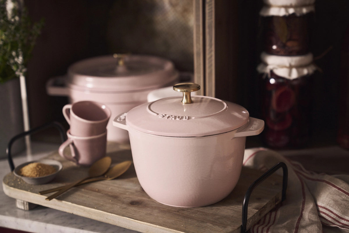 Cocotte 28cm, rund, Sorbet Rose, Gusseisen 6.7l in Pink präsentiert im Onlineshop von KAQTU Design AG.  ist von Staub